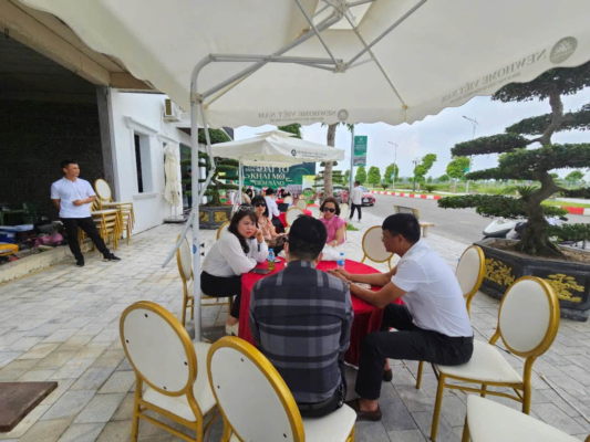 Tiệc trà đón tiếp khách hàng tham quan thực địa dự án