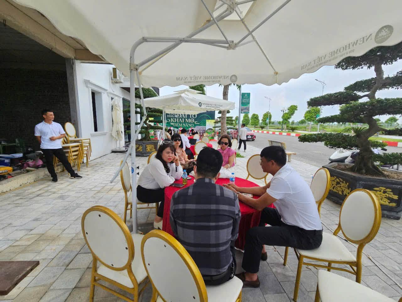 Tiệc trà đón tiếp khách hàng tham quan thực địa dự án