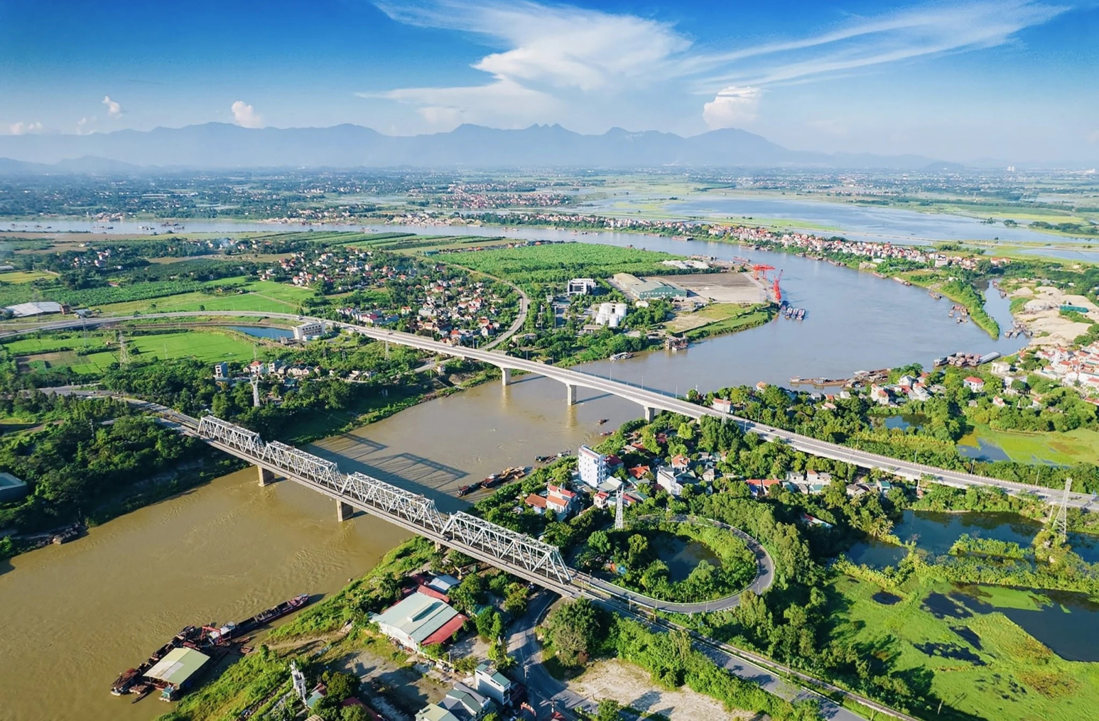 Hạ tầng giao thông ngày càng hoàn thiện, tăng khả năng kết nối